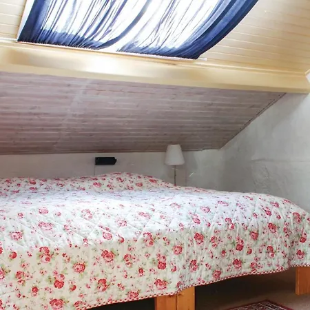 2 Bedroom Beautiful In Casa vacanze *